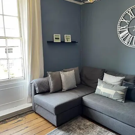 Cosy 2 Bed Flat In Crickhowell Exterior photo